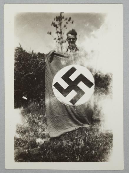 Un drapeau nazi en vente dans un vide-grenier de Côte-d'Or