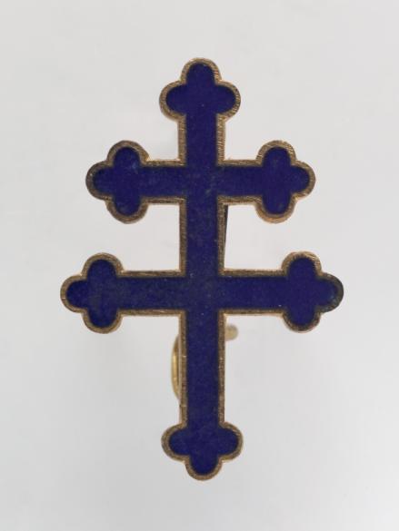 Broche en forme de croix de Lorraine tréflée
